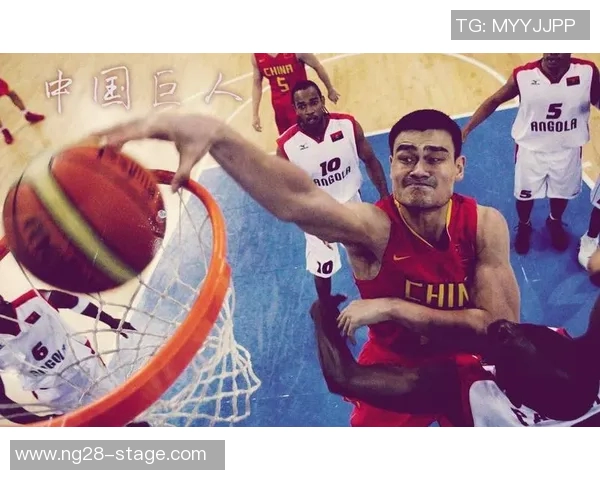 姚明单刀直入扣篮瞬间展现力量与优雅的完美结合